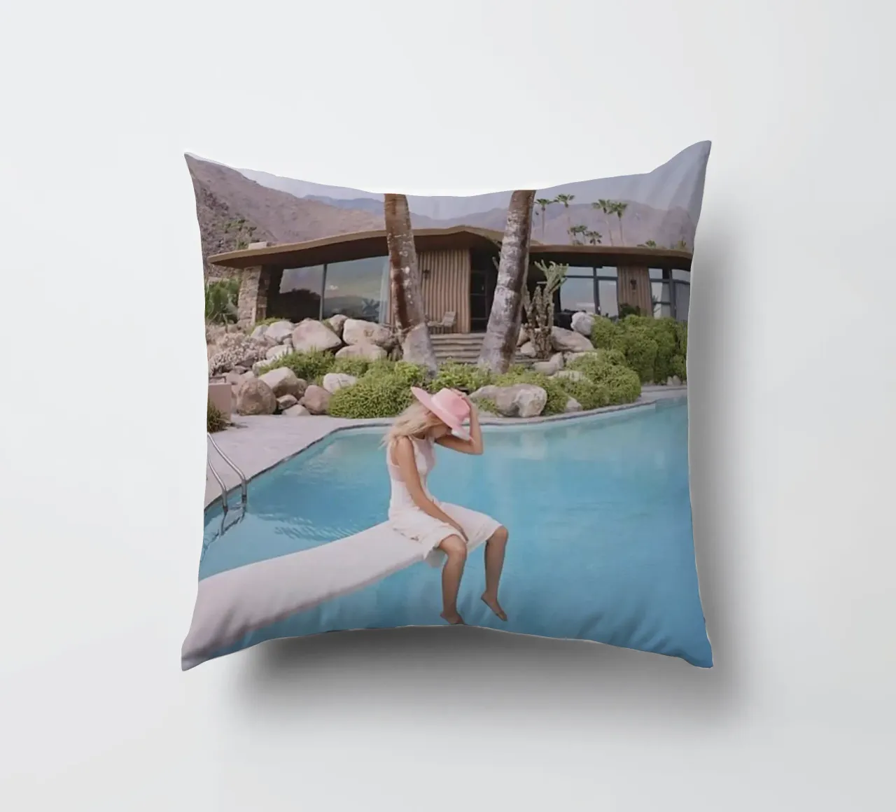 Slim Aarons - Donna che riflette in piscina cuscino da The Poster UK