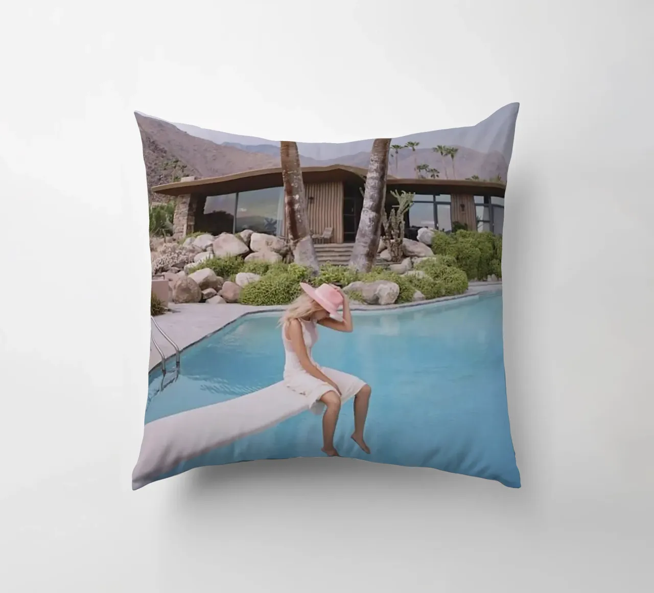 Slim Aarons - Donna che riflette in piscina cuscino da The Poster UK