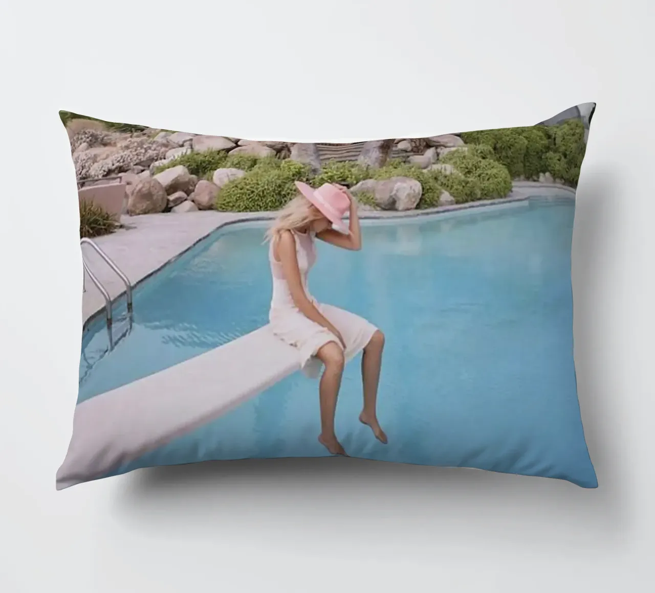Slim Aarons - Donna che riflette in piscina cuscino da The Poster UK