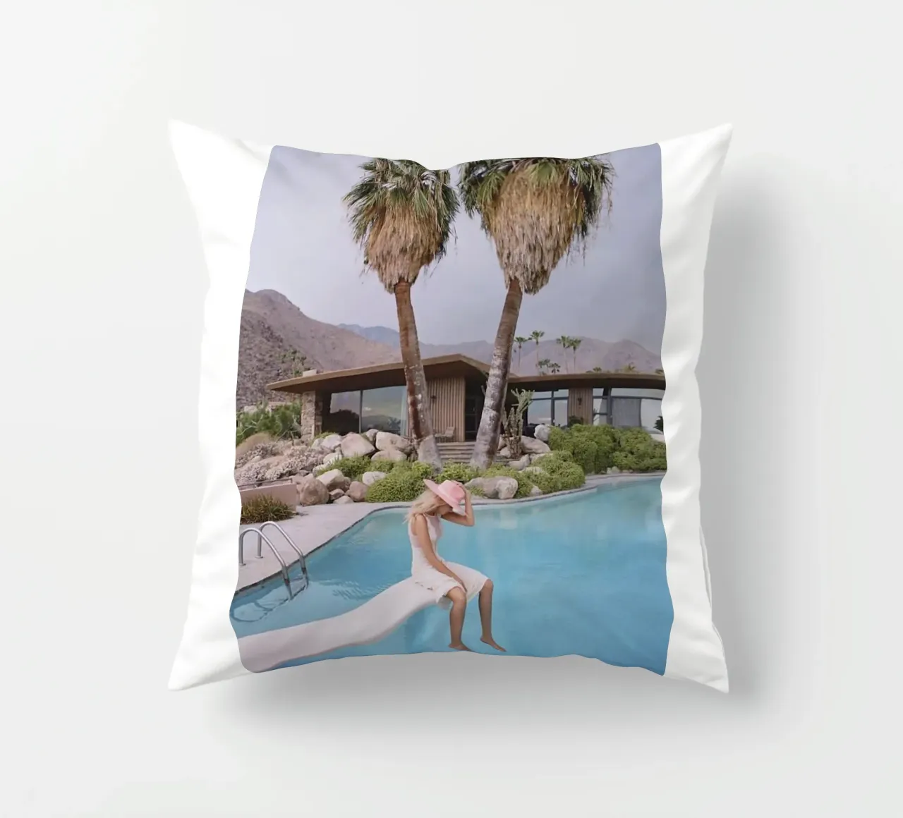 Slim Aarons - Donna che riflette in piscina cuscino da The Poster UK