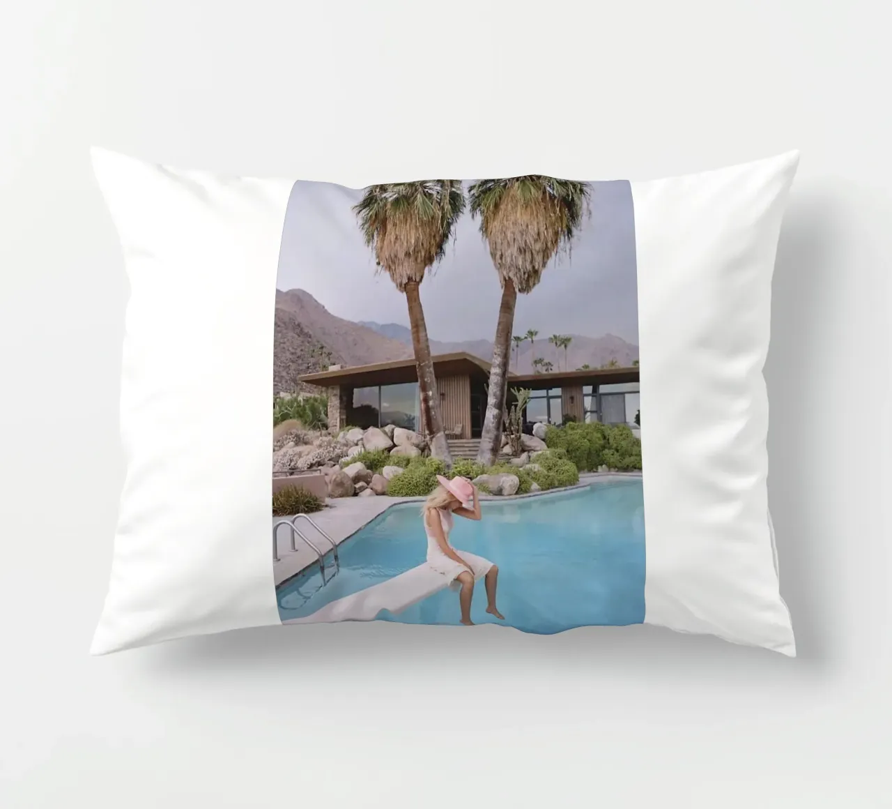 Slim Aarons - Donna che riflette in piscina cuscino da The Poster UK