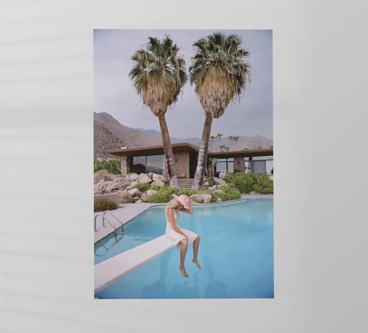 Slim Aarons - Donna che riflette in piscina pellicola backlit da The Poster UK