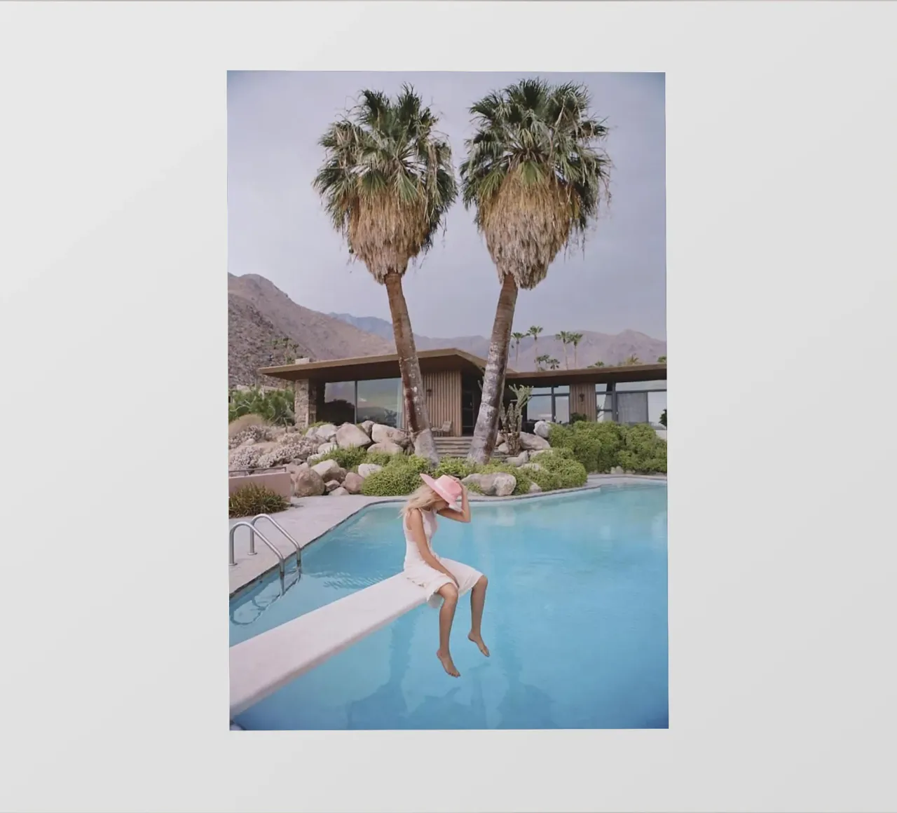 Slim Aarons - Donna che riflette in piscina telo in pvc da The Poster UK