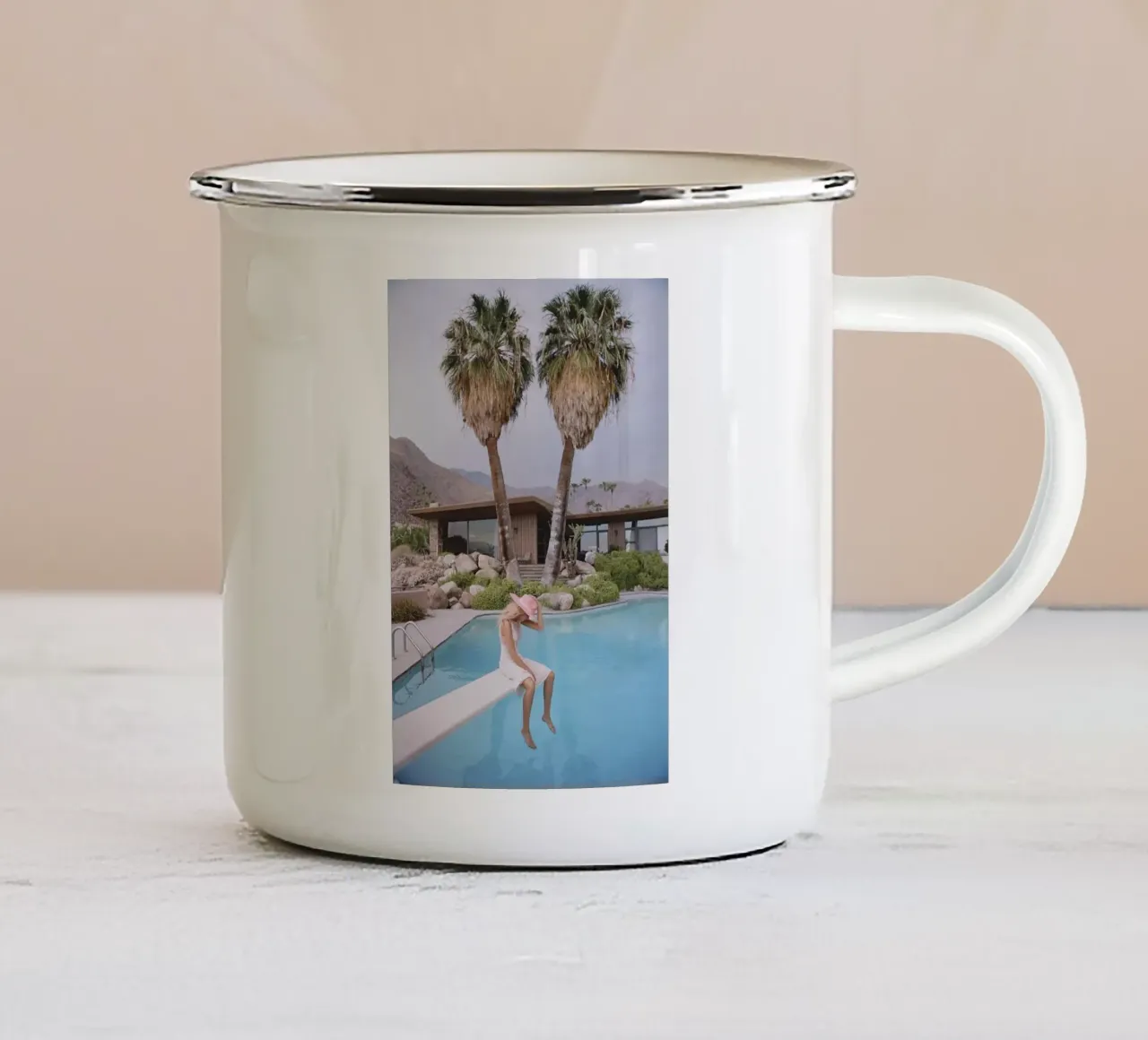 Slim Aarons - Donna che riflette in piscina tazza in smalto da The Poster UK