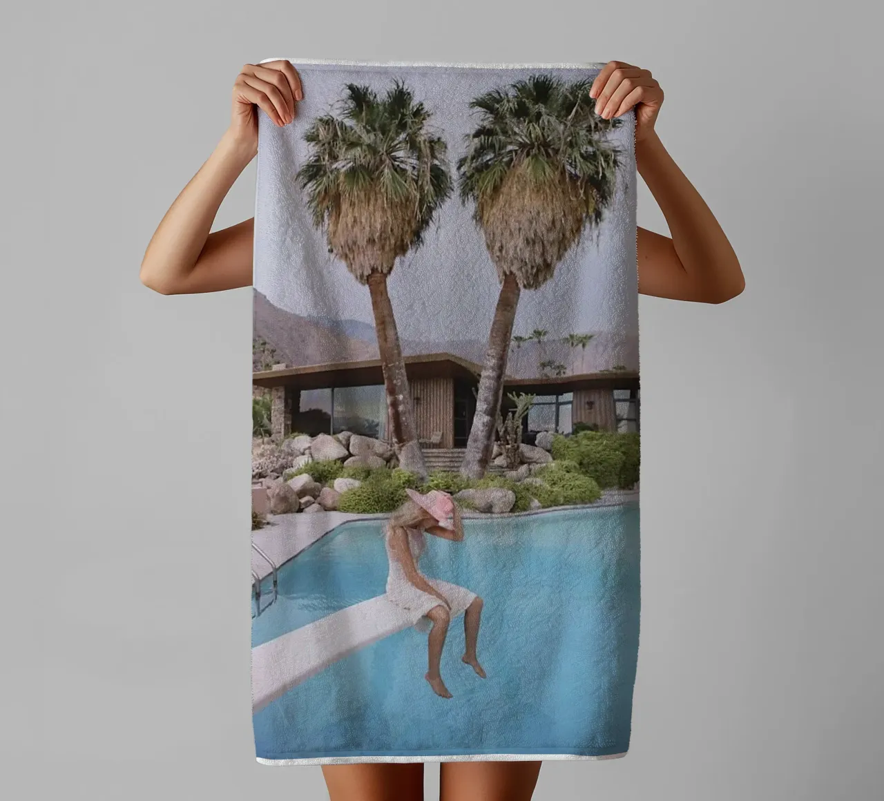 Slim Aarons - Donna che riflette in piscina asciugamano da bagno da The Poster UK