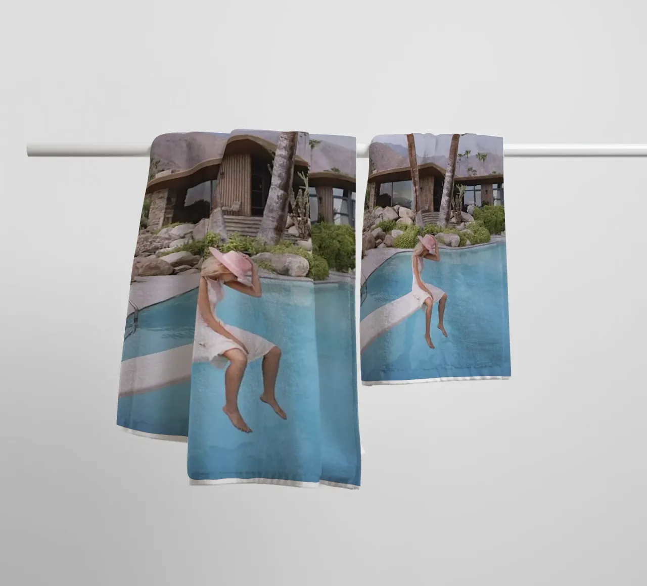 Slim Aarons - Donna che riflette in piscina asciugamano da bagno da The Poster UK