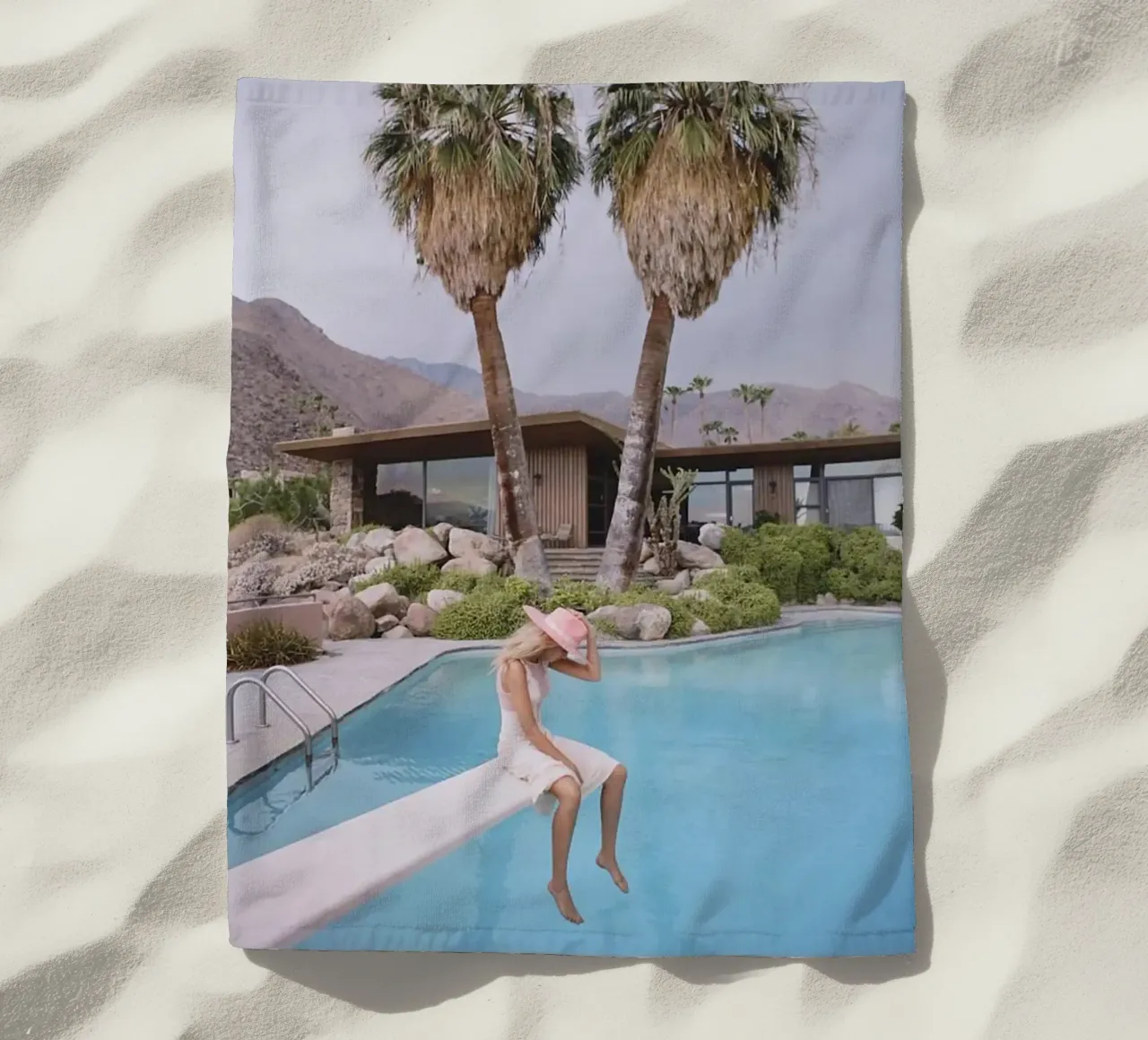 Slim Aarons - Donna che riflette in piscina telo mare da The Poster UK