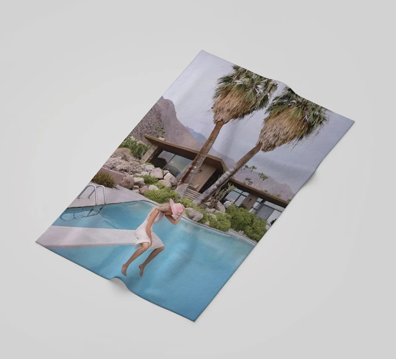 Slim Aarons - Donna che riflette in piscina telo mare da The Poster UK
