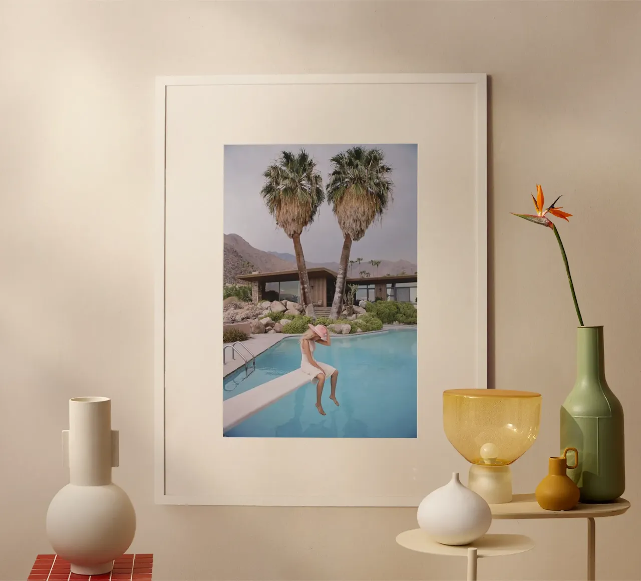 Slim Aarons - Donna che riflette in piscina carta hahnemühle da The Poster UK