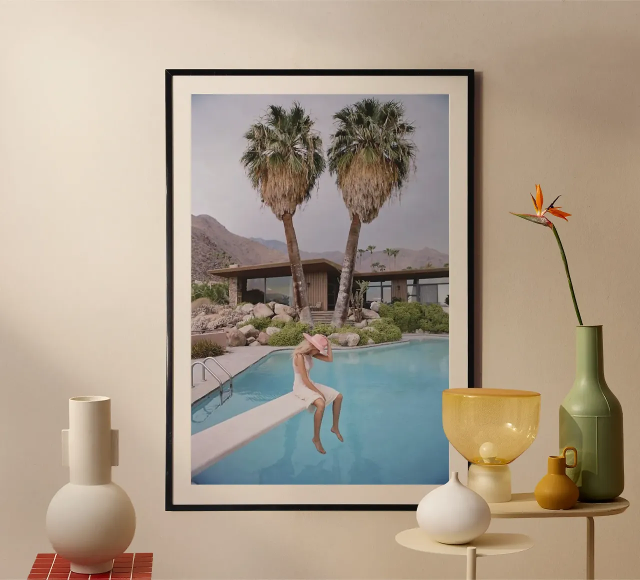 Slim Aarons - Donna che riflette in piscina carta hahnemühle da The Poster UK