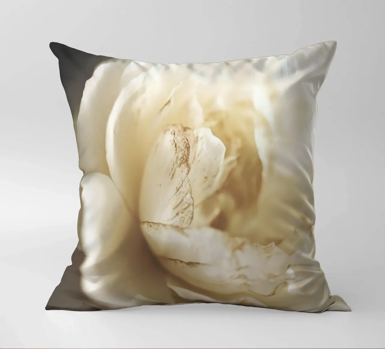 Peony In Soft Light cuscino da treechild