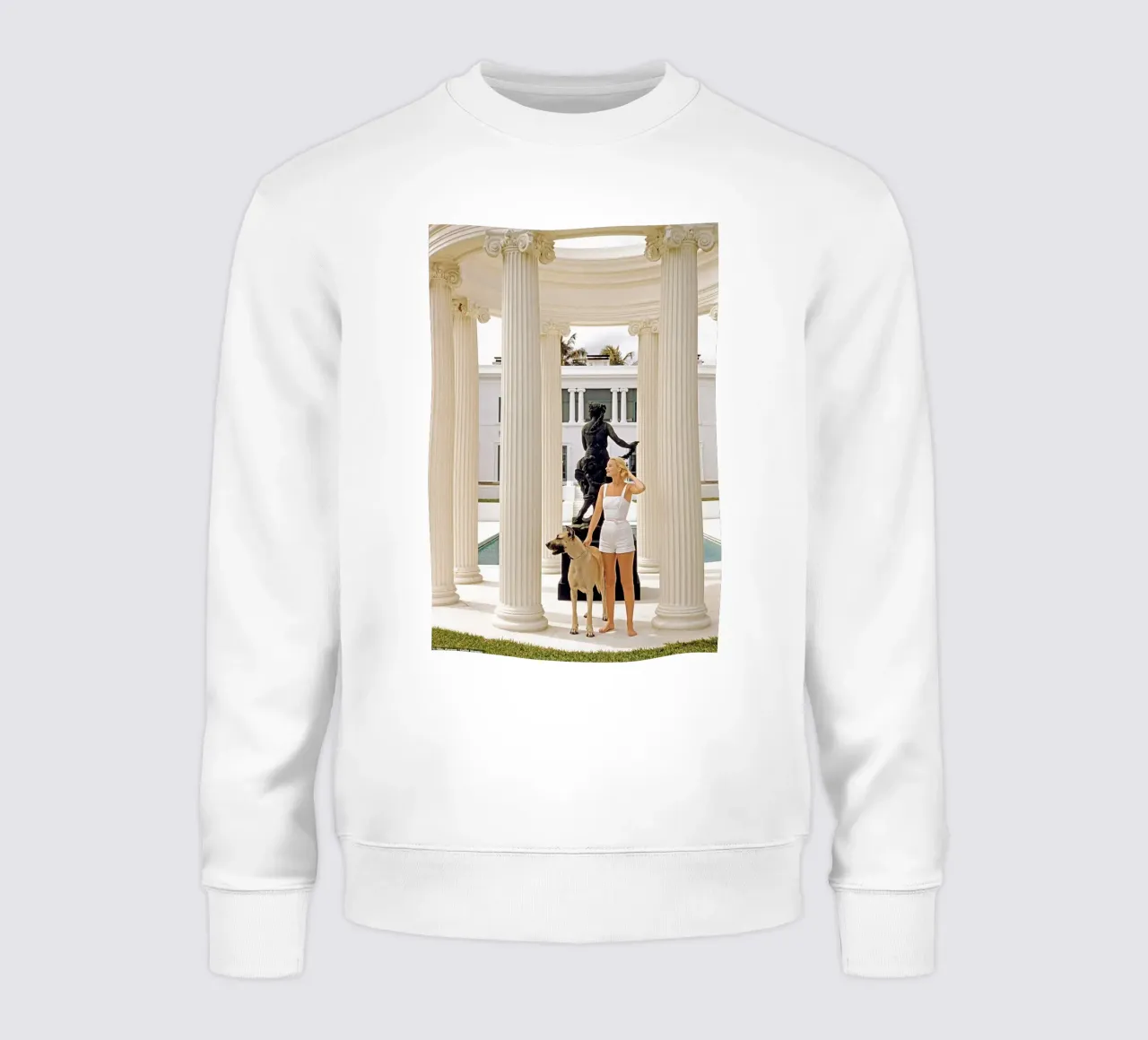 Slim Aarons - Mujer con perro sudadera de The Poster UK