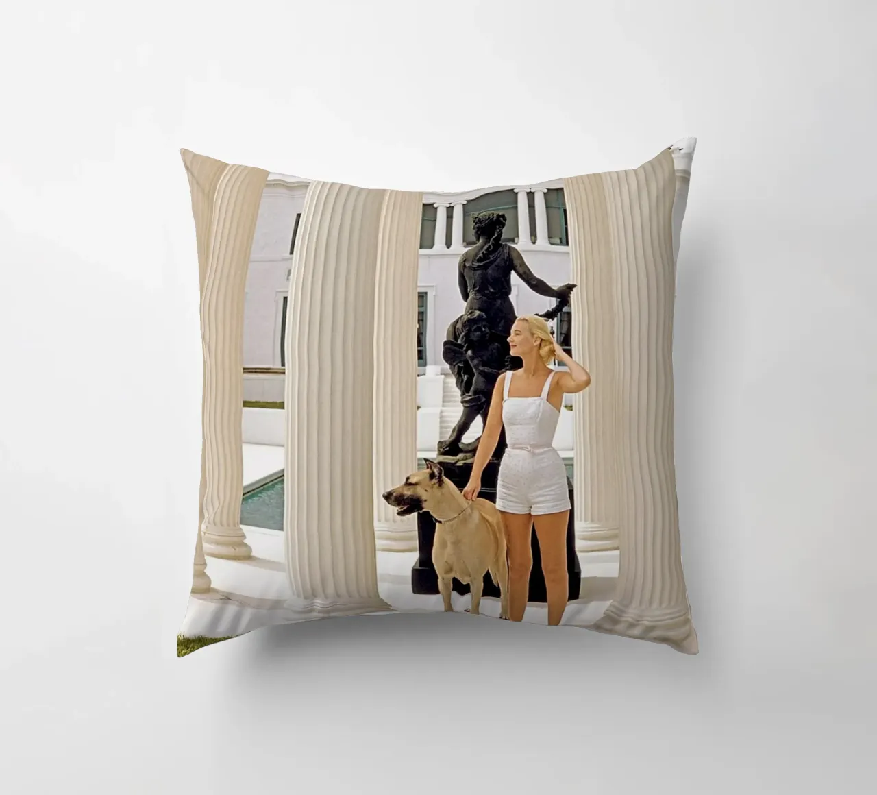 Slim Aarons - Frau trägt Hund Kissen von The Poster UK