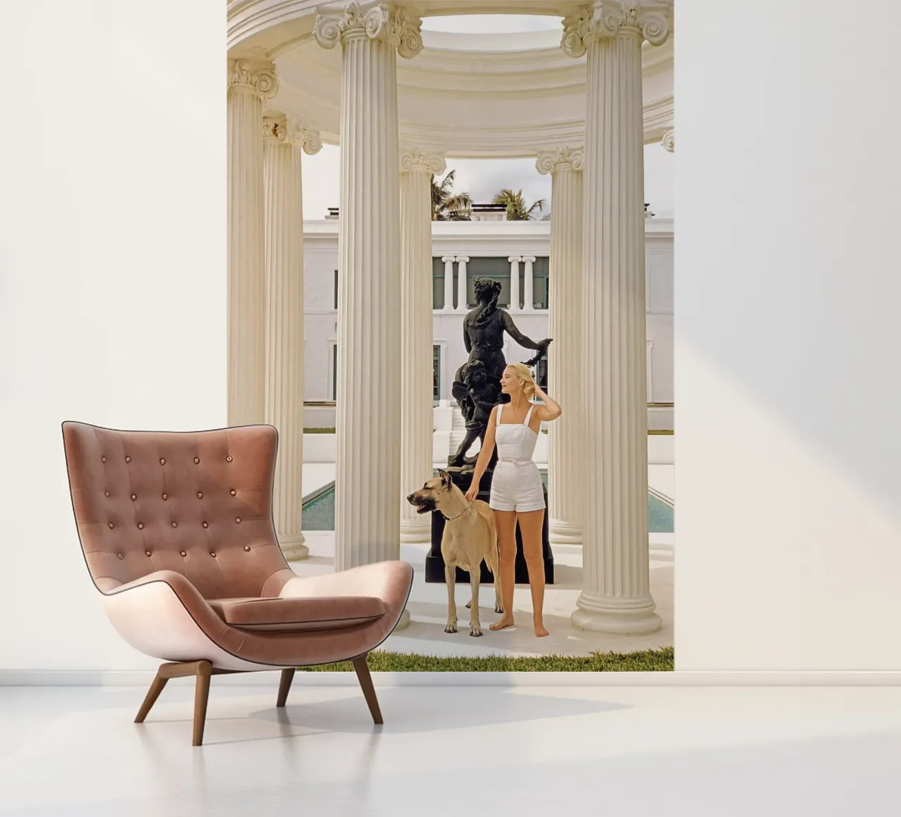 Slim Aarons - Frau trägt Hund Fototapete von The Poster UK