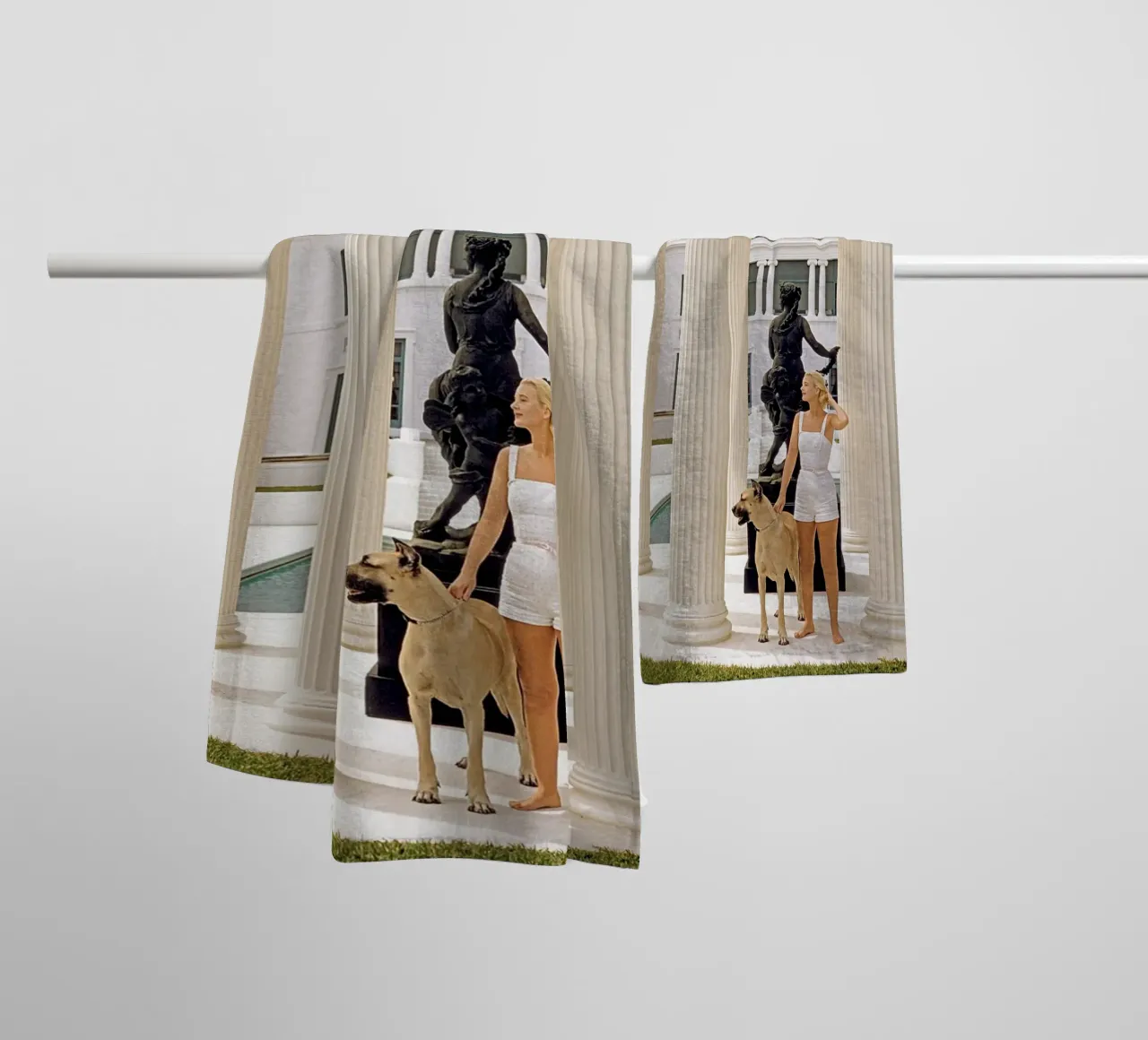 Slim Aarons - Femme portant un chien serviette de bain de The Poster UK