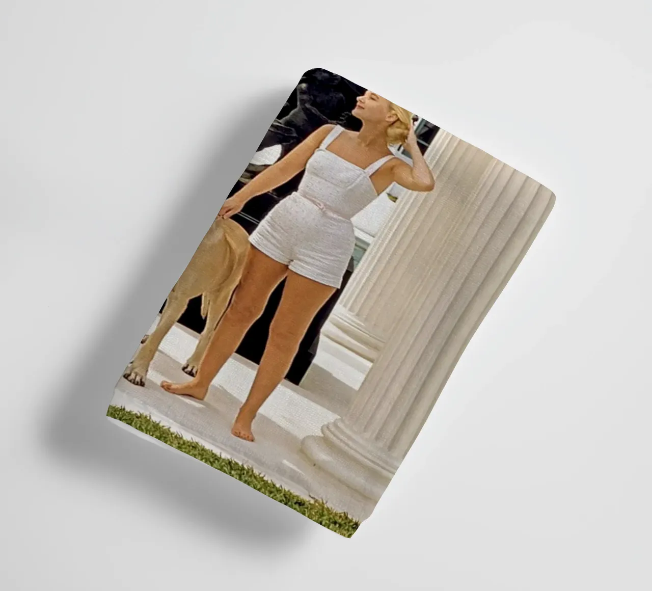 Slim Aarons - Femme portant un chien serviette de bain de The Poster UK
