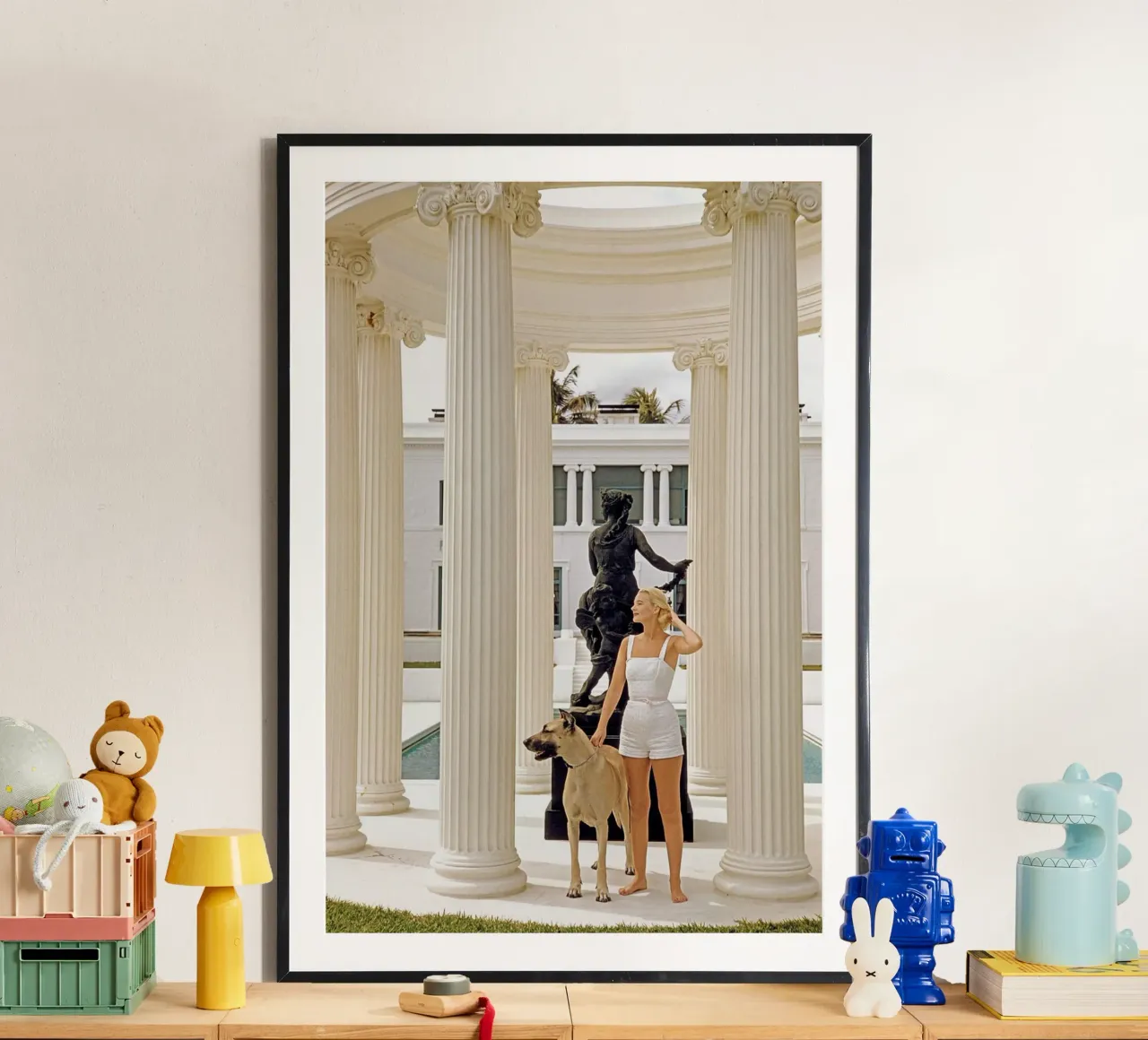Slim Aarons - Donna che porta il cane carta hahnemühle da The Poster UK