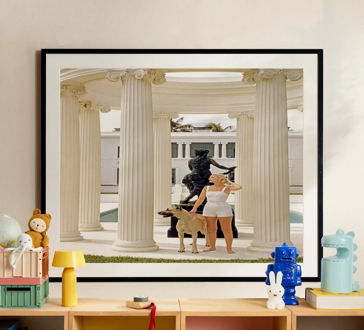 Slim Aarons - Donna che porta il cane carta hahnemühle da The Poster UK