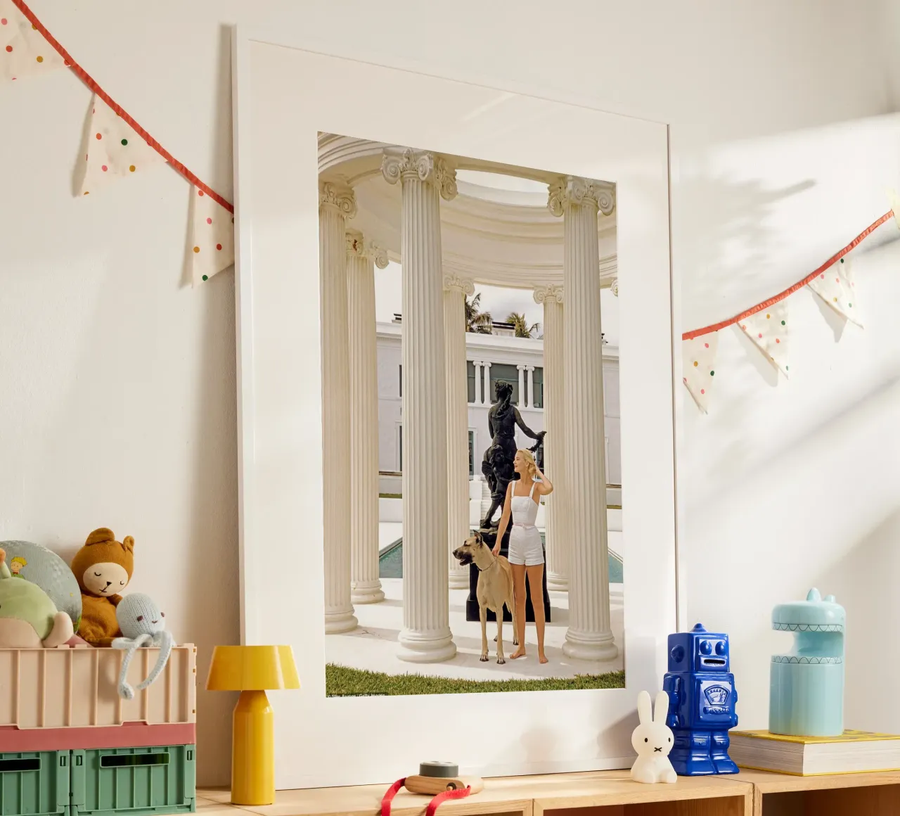 Slim Aarons - Donna che porta il cane carta hahnemühle da The Poster UK