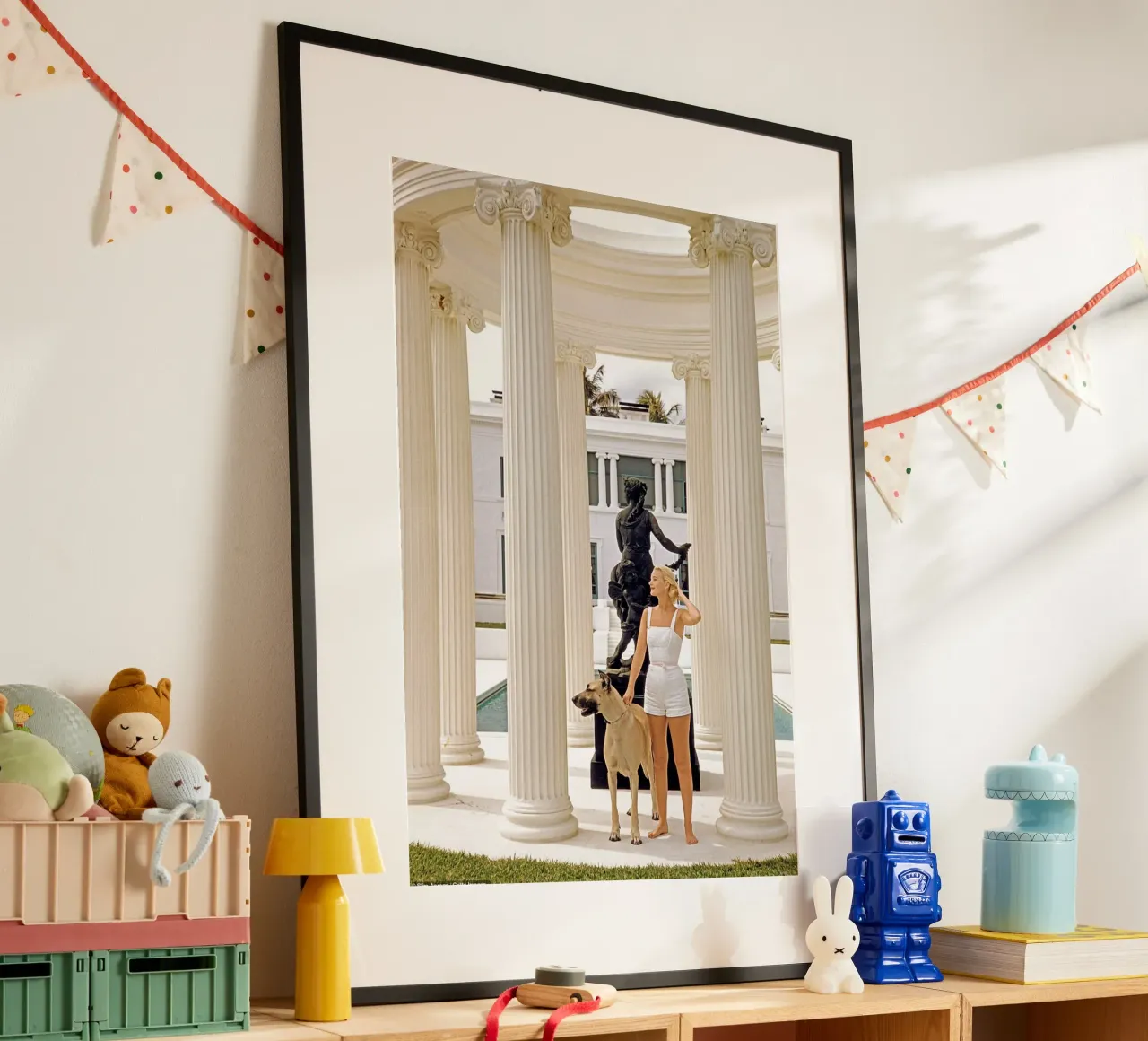 Slim Aarons - Donna che porta il cane carta hahnemühle da The Poster UK