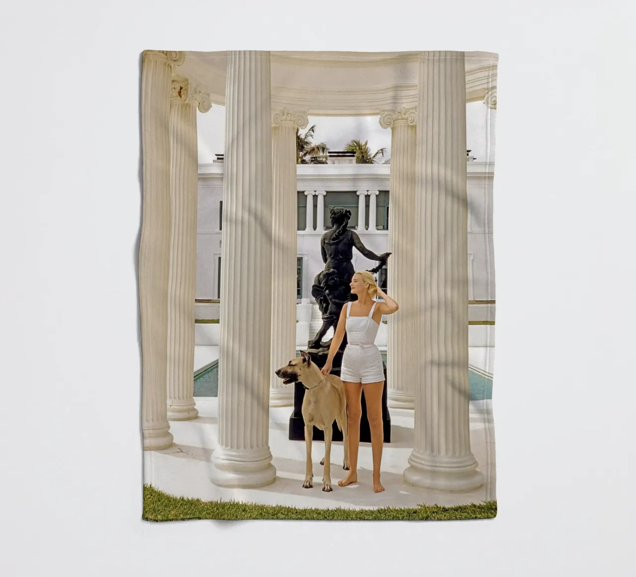 Slim Aarons - Donna che porta il cane coperta in pile da The Poster UK