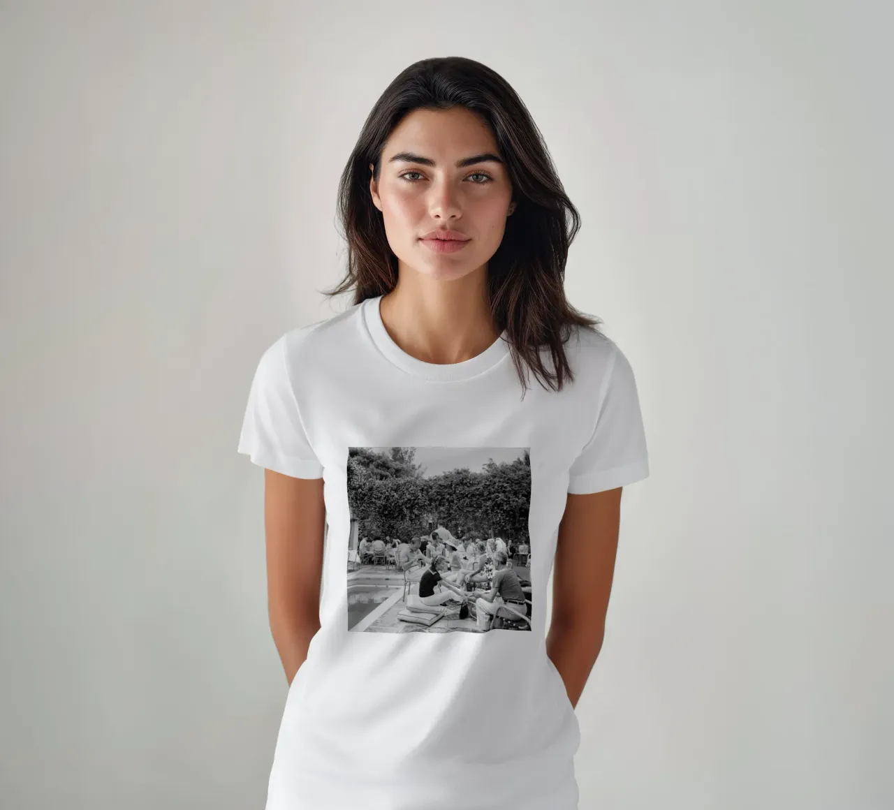 Slim Aarons - Gather Bw t-shirt da The Poster UK