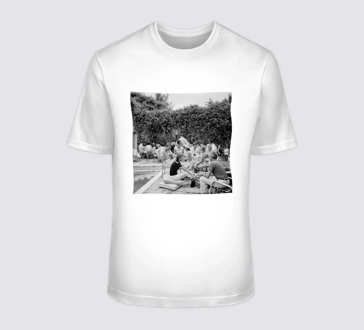 Slim Aarons - Gather Bw t-shirt da The Poster UK