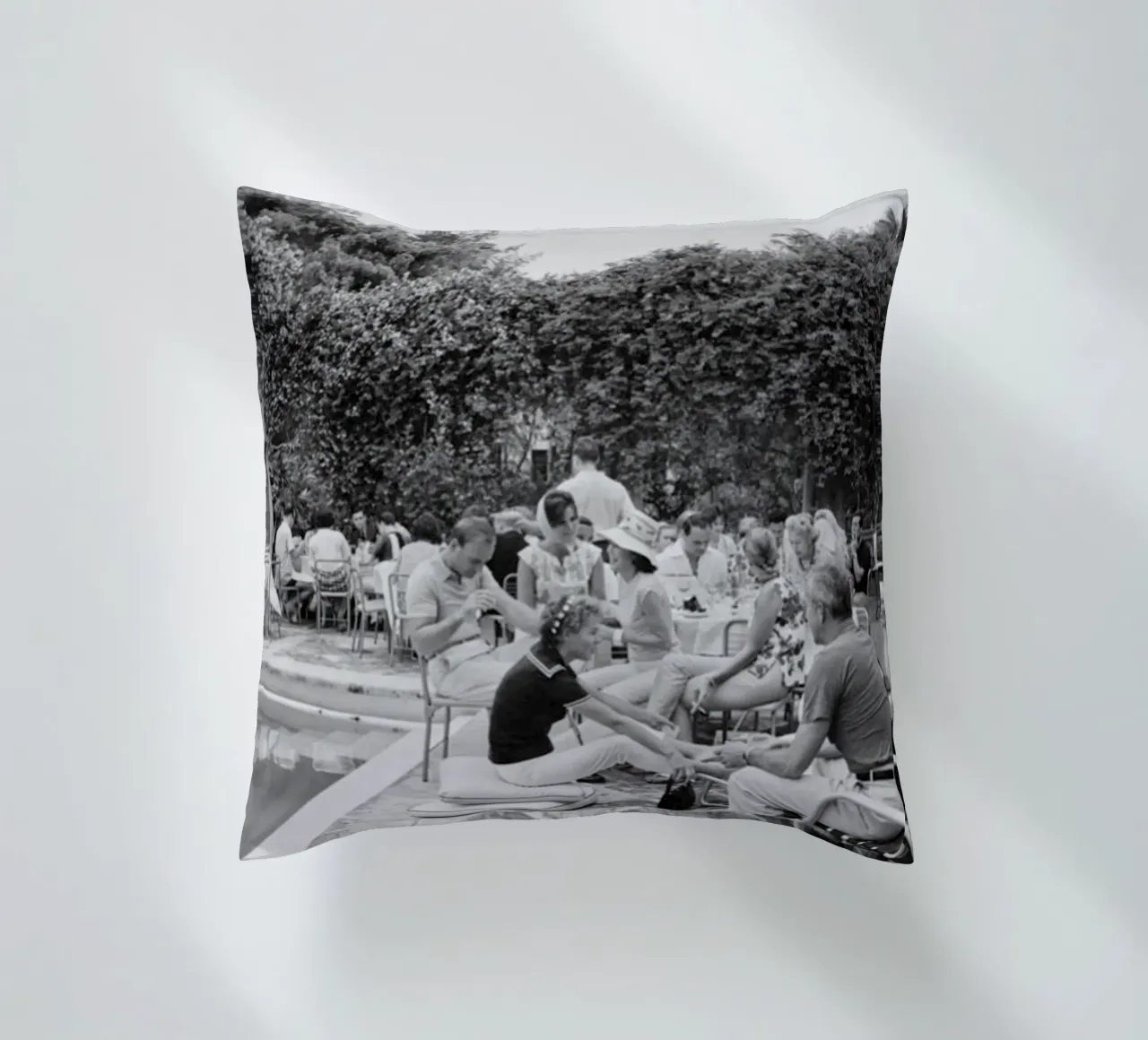 Slim Aarons - Gather Bw cuscino da The Poster UK
