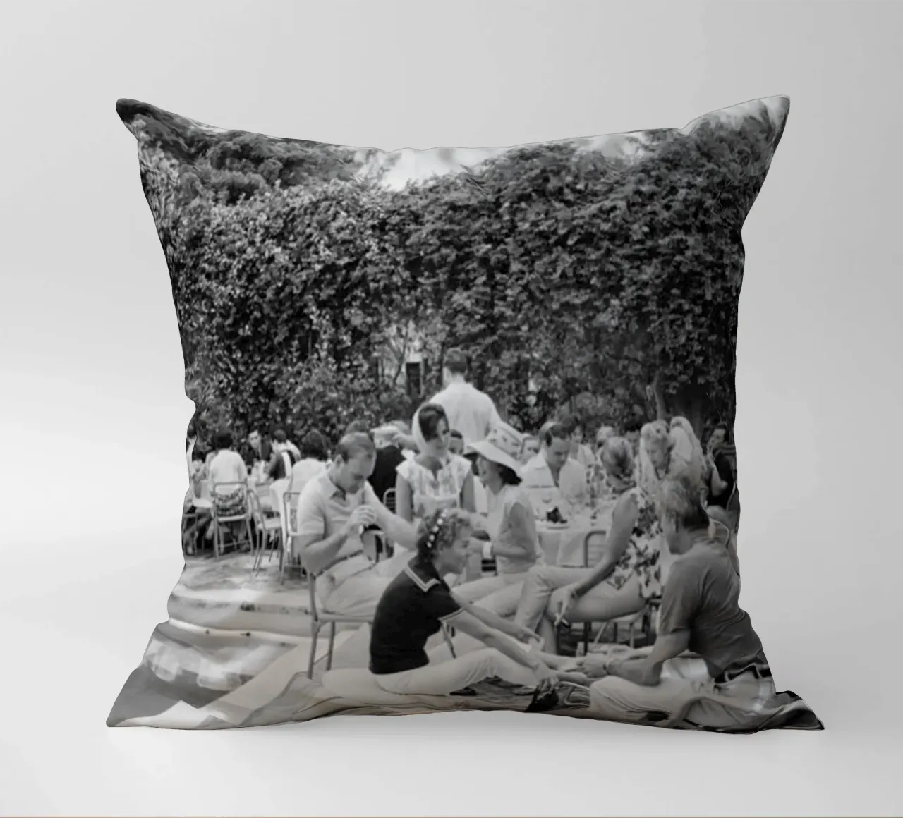 Slim Aarons - Gather Bw cuscino da The Poster UK