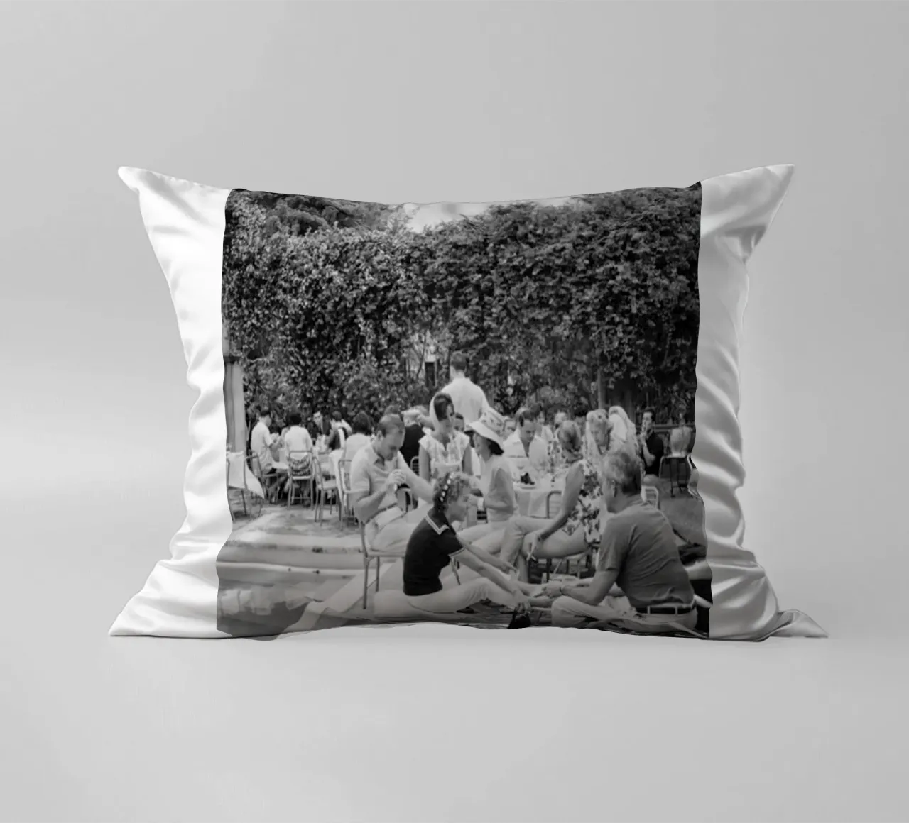 Slim Aarons - Gather Bw cuscino da The Poster UK
