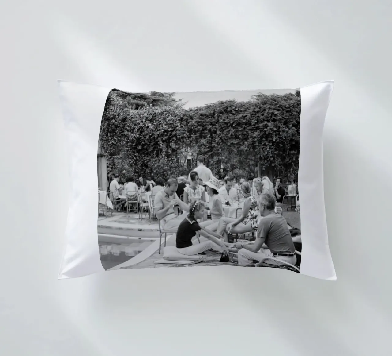 Slim Aarons - Gather Bw cuscino da The Poster UK