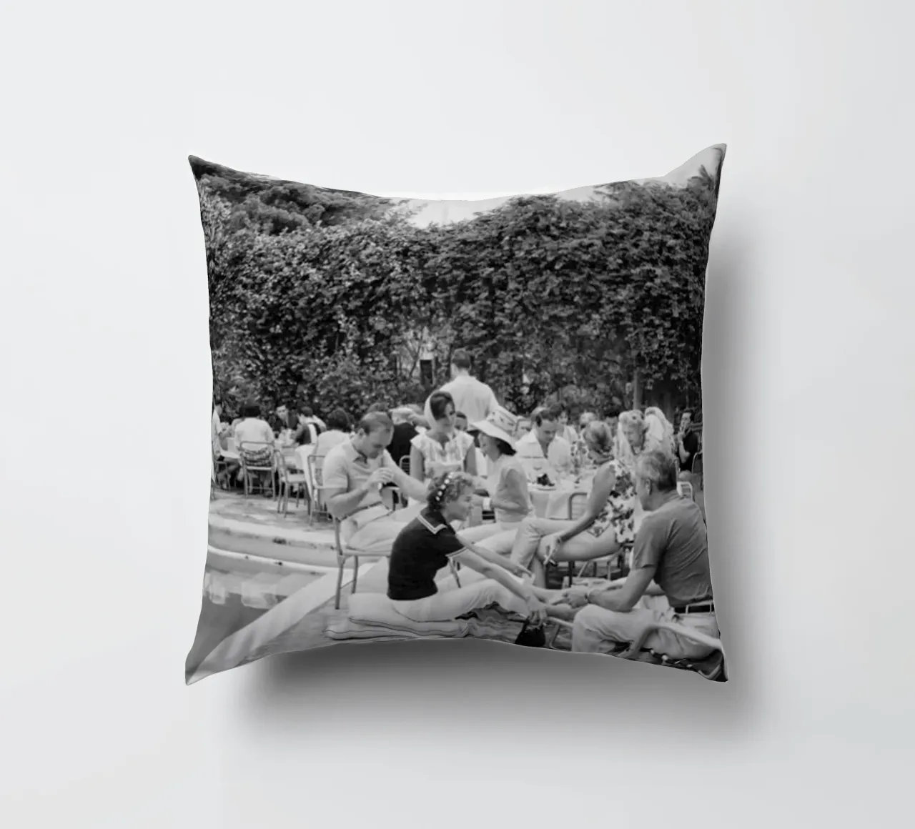 Slim Aarons - Gather Bw cuscino da The Poster UK