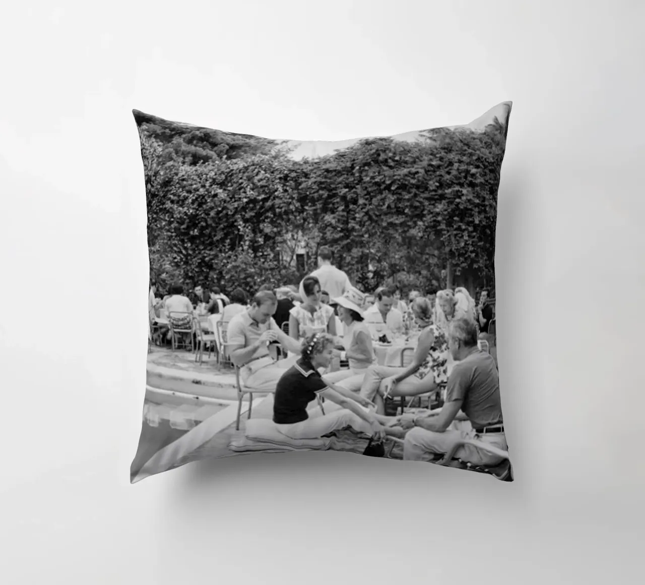 Slim Aarons - Gather Bw cuscino da The Poster UK