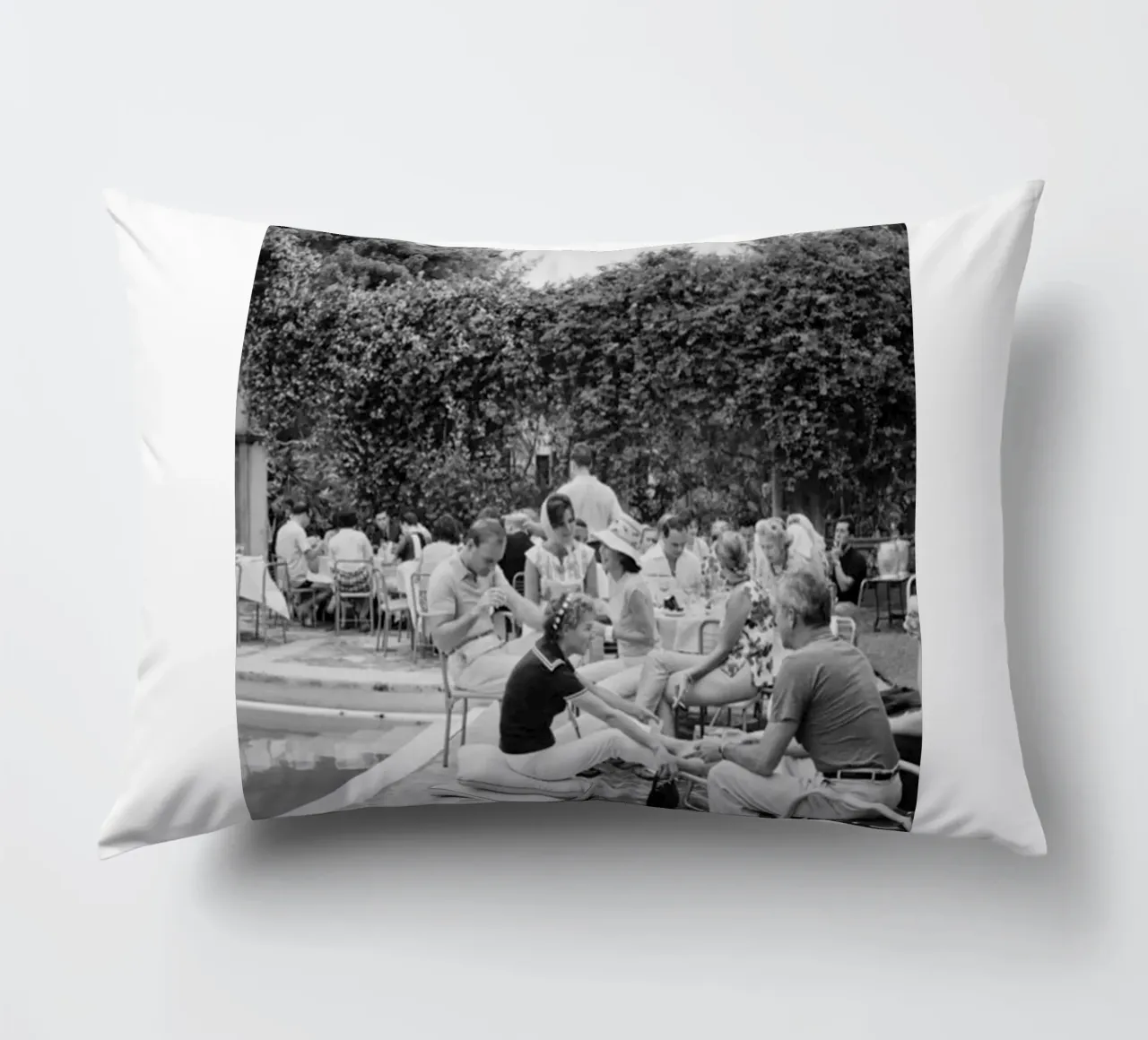 Slim Aarons - Gather Bw cuscino da The Poster UK