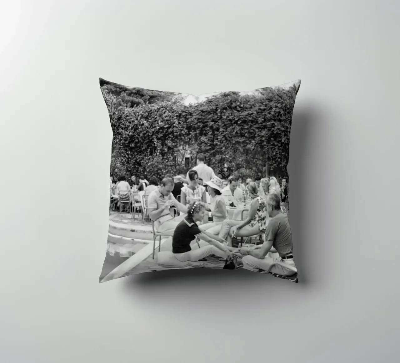 Slim Aarons - Gather Bw cuscino da The Poster UK