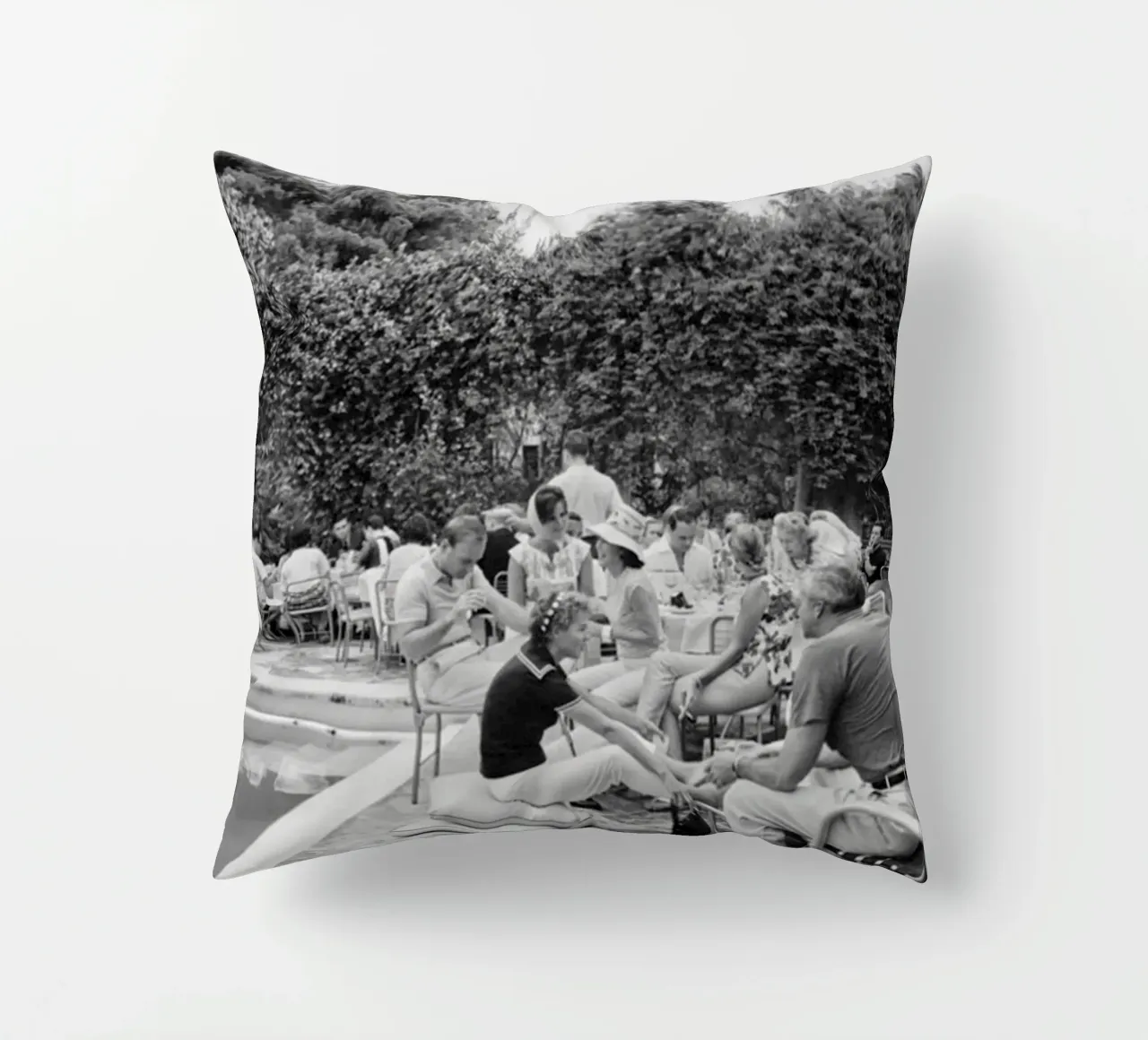 Slim Aarons - Gather Bw cuscino da The Poster UK