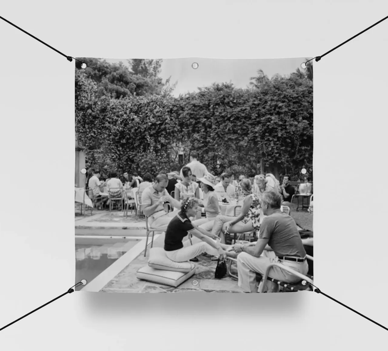 Slim Aarons - Gather Bw telo in pvc da The Poster UK