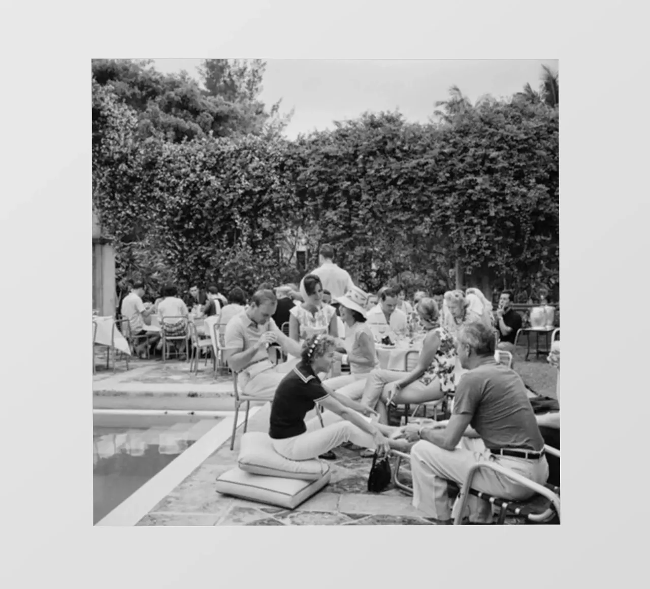 Slim Aarons - Gather Bw telo in pvc da The Poster UK