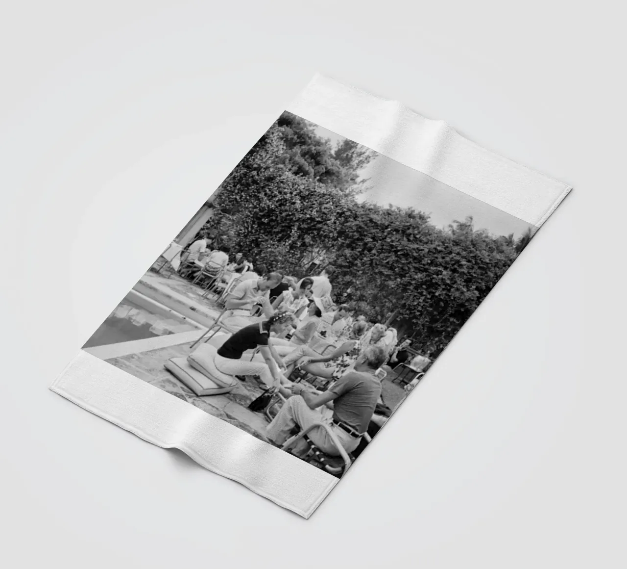 Slim Aarons - Gather Bw coperta in pile da The Poster UK