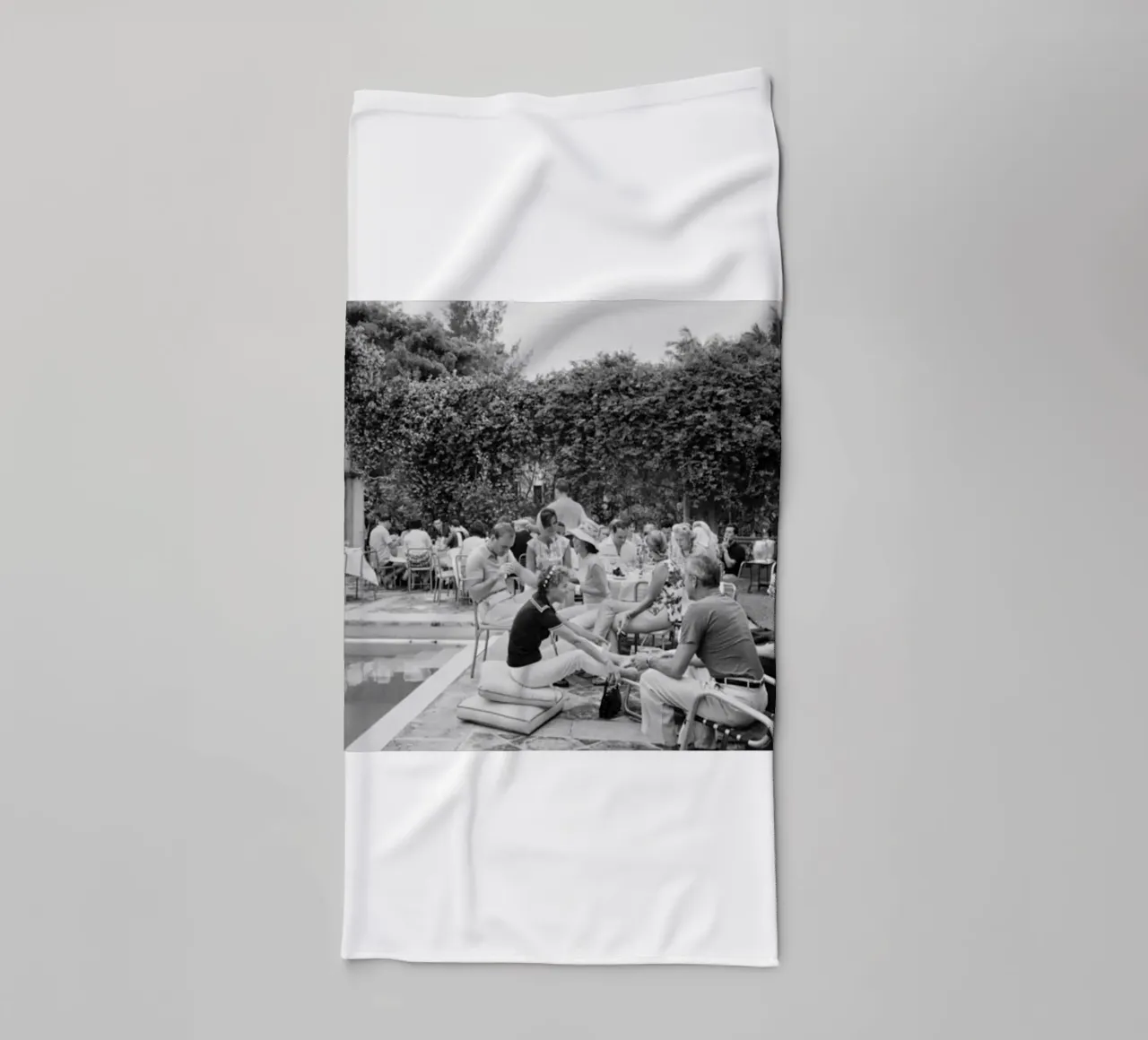 Slim Aarons - Gather Bw asciugamano da bagno da The Poster UK
