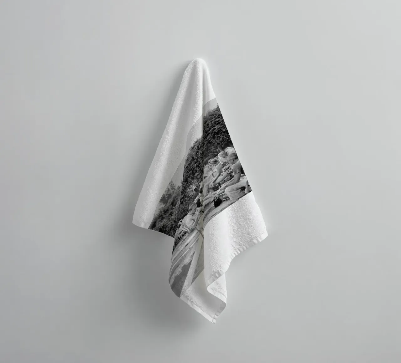 Slim Aarons - Gather Bw asciugamano da bagno da The Poster UK
