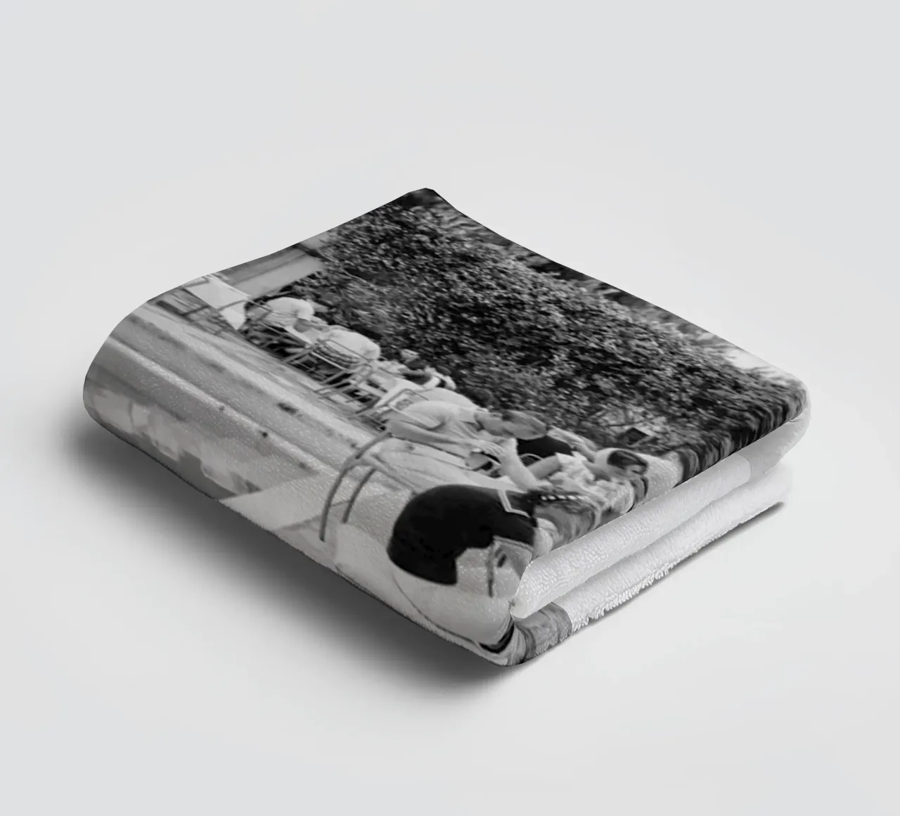 Slim Aarons - Gather Bw asciugamano da bagno da The Poster UK