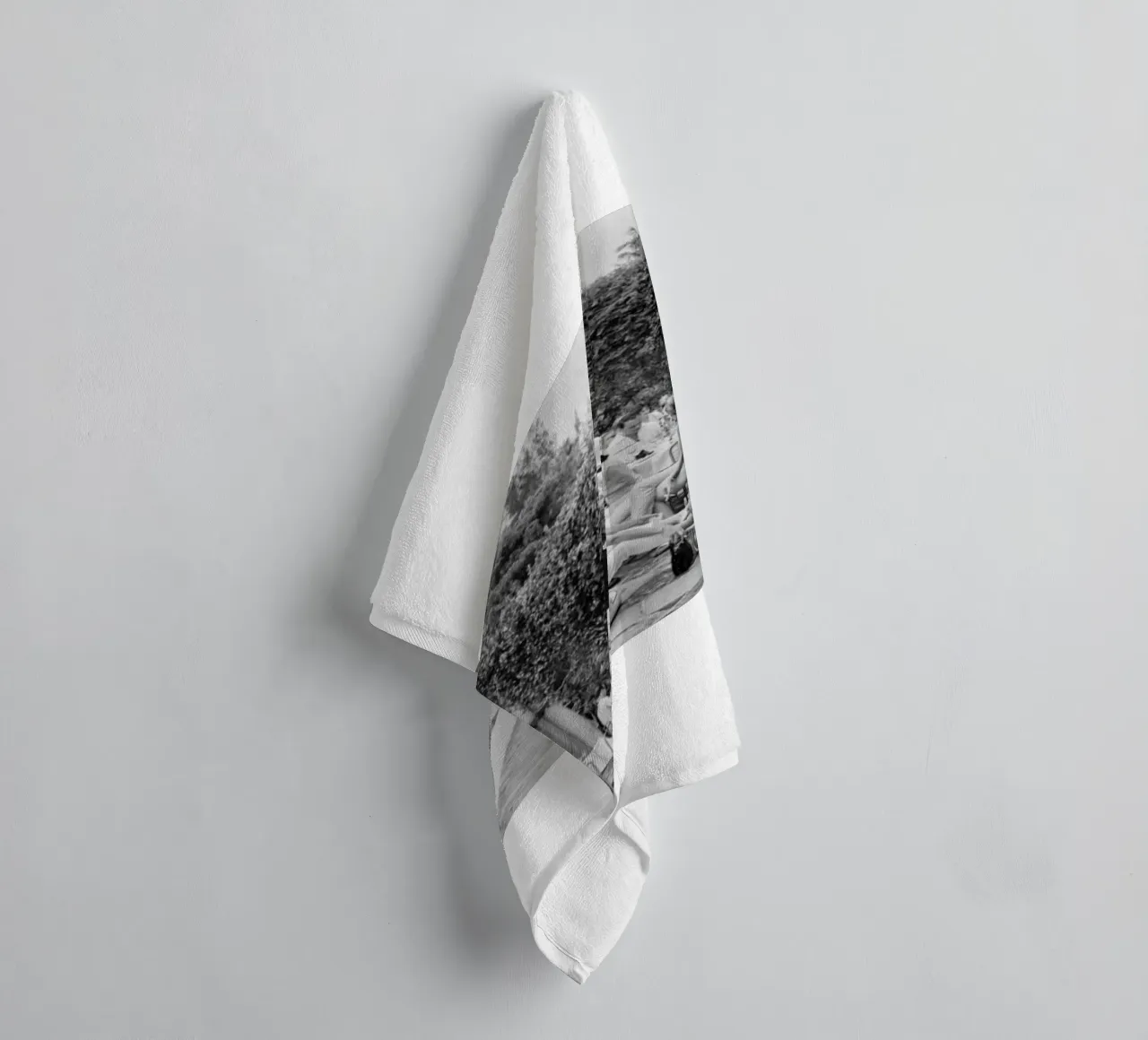 Slim Aarons - Gather Bw asciugamano da bagno da The Poster UK