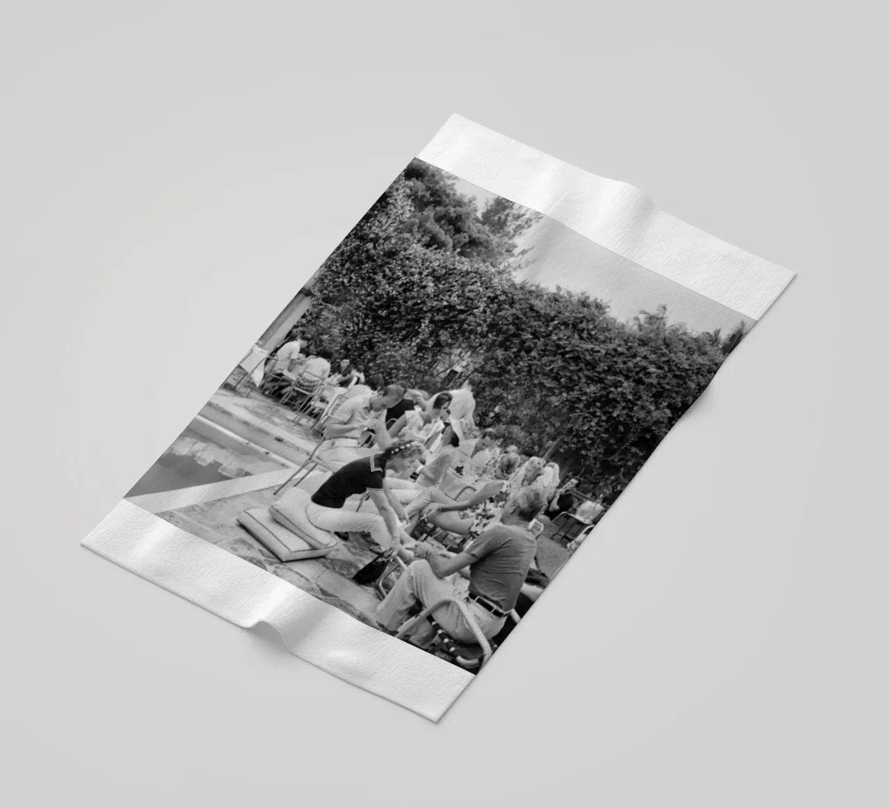 Slim Aarons - Gather Bw telo mare da The Poster UK