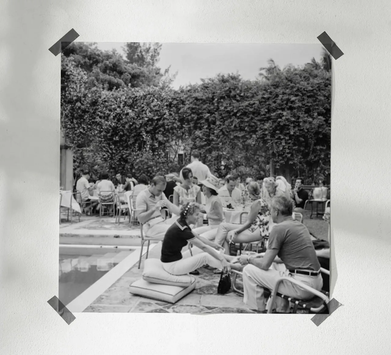 Slim Aarons - Gather Bw carta hahnemühle da The Poster UK