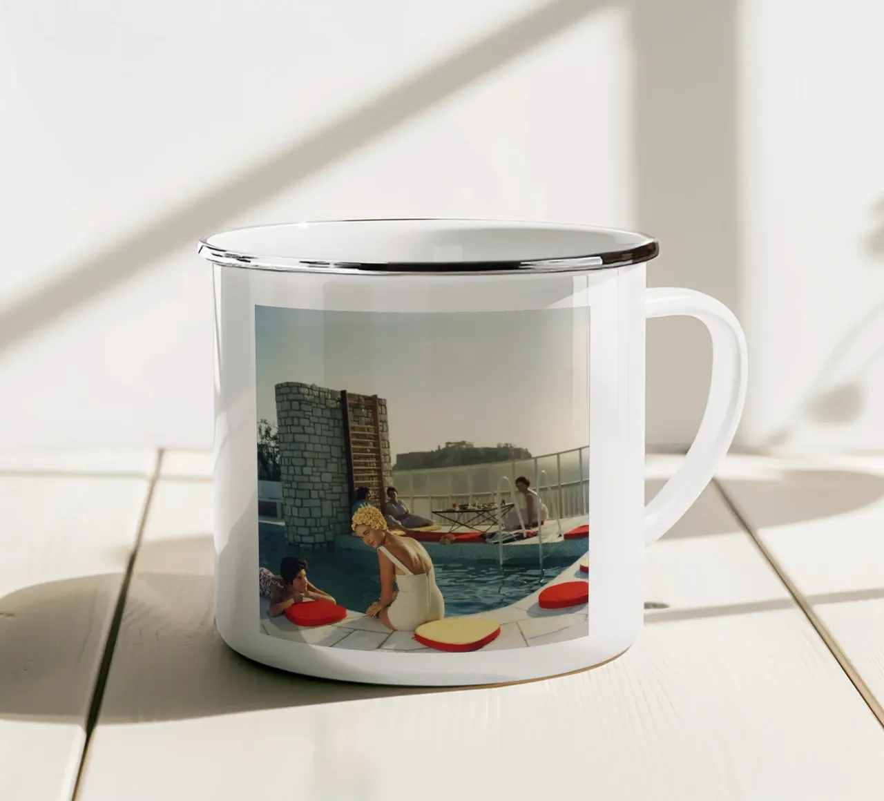 Slim Aarons - Bikini sexy tazza in smalto da The Poster UK