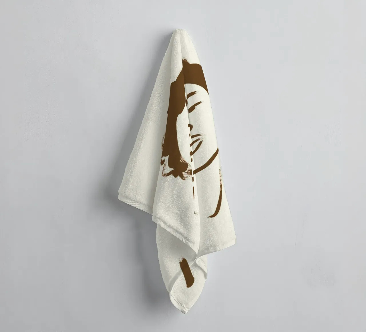 Portrait au trait d'une femme avec des boucles d'oreilles serviette de bain de vintagepod
