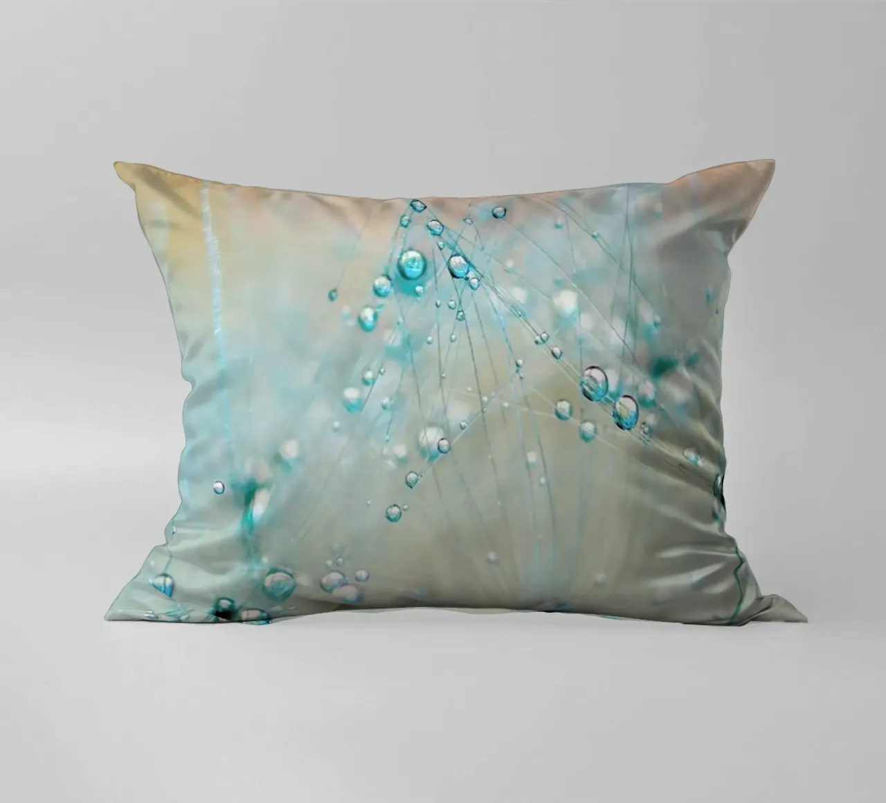 droplets of aqua cuscino da Ingrid Beddoes