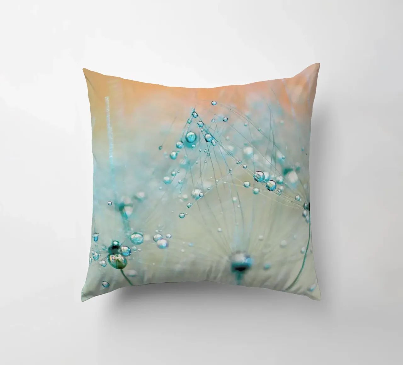 droplets of aqua cuscino da Ingrid Beddoes