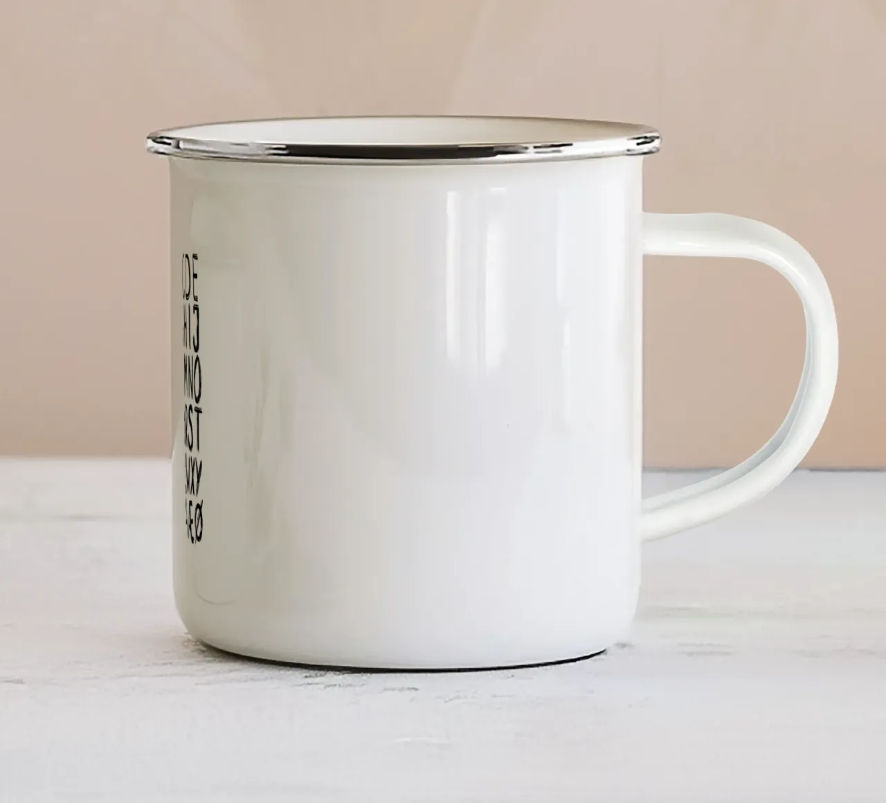 Alfabeto scandi tazza in smalto da Mia Nissen